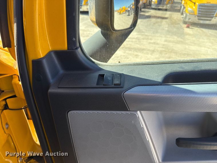 image for item ES5783 2021 Freightliner Cascadia 126 semi truck