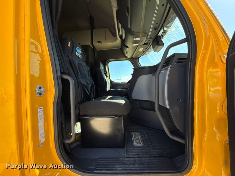 image for item ES5783 2021 Freightliner Cascadia 126 semi truck