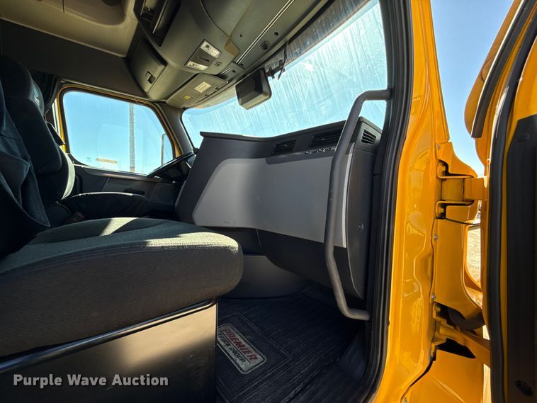 image for item ES5783 2021 Freightliner Cascadia 126 semi truck