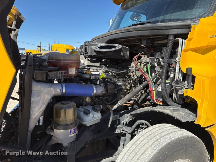 image for item ES5783 2021 Freightliner Cascadia 126 semi truck