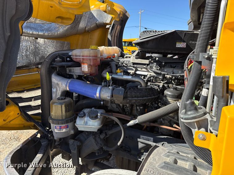 image for item ES5783 2021 Freightliner Cascadia 126 semi truck