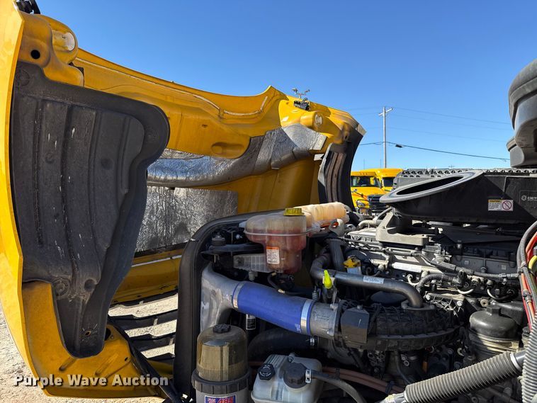 image for item ES5783 2021 Freightliner Cascadia 126 semi truck