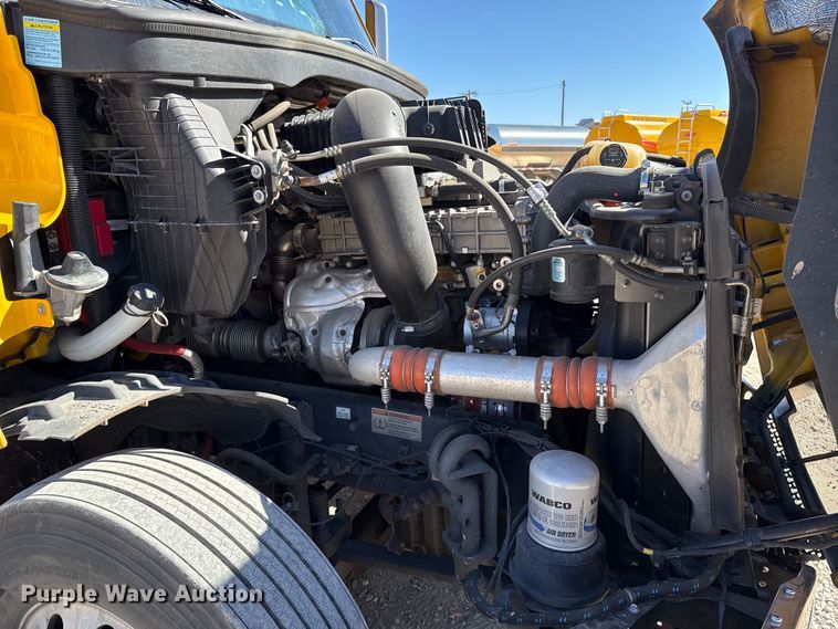 image for item ES5783 2021 Freightliner Cascadia 126 semi truck