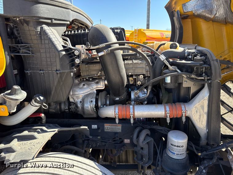 image for item ES5783 2021 Freightliner Cascadia 126 semi truck