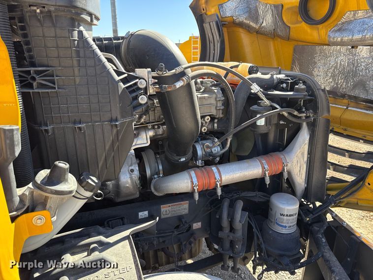 image for item ES5783 2021 Freightliner Cascadia 126 semi truck