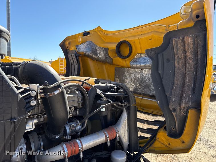 image for item ES5783 2021 Freightliner Cascadia 126 semi truck