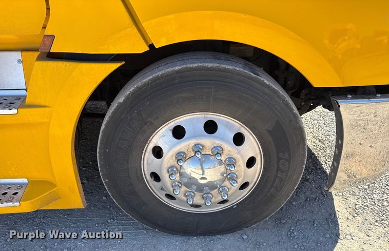 image for item ES5783 2021 Freightliner Cascadia 126 semi truck