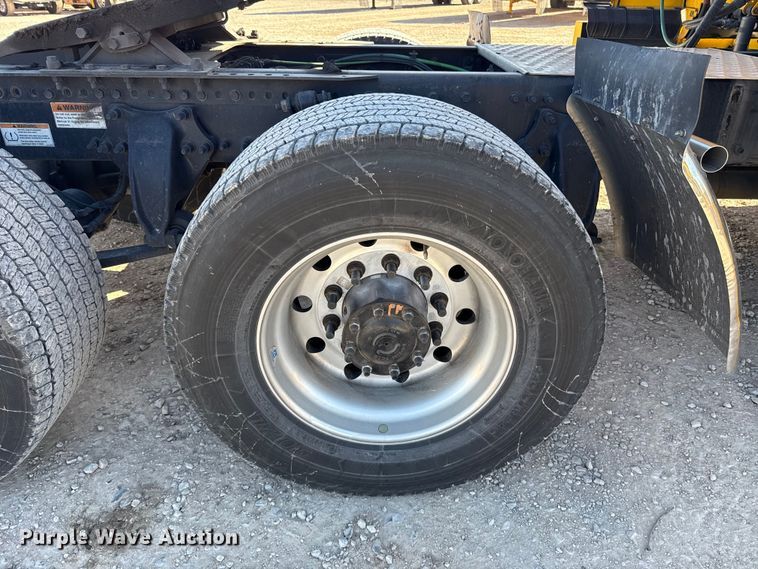 image for item ES5783 2021 Freightliner Cascadia 126 semi truck