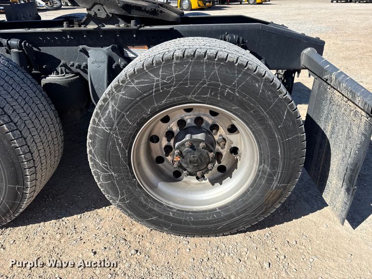 image for item ES5783 2021 Freightliner Cascadia 126 semi truck