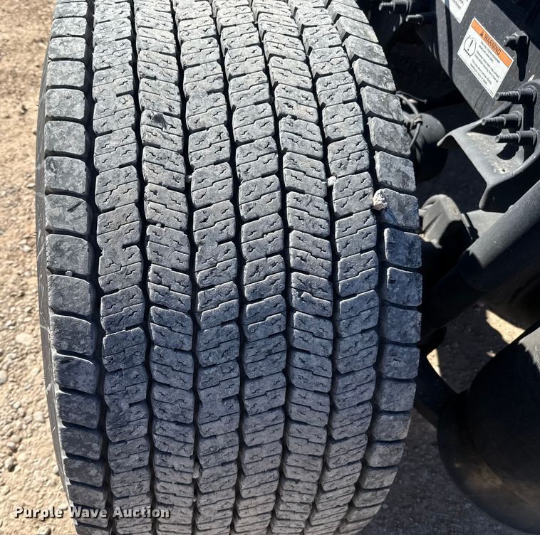 image for item ES5783 2021 Freightliner Cascadia 126 semi truck