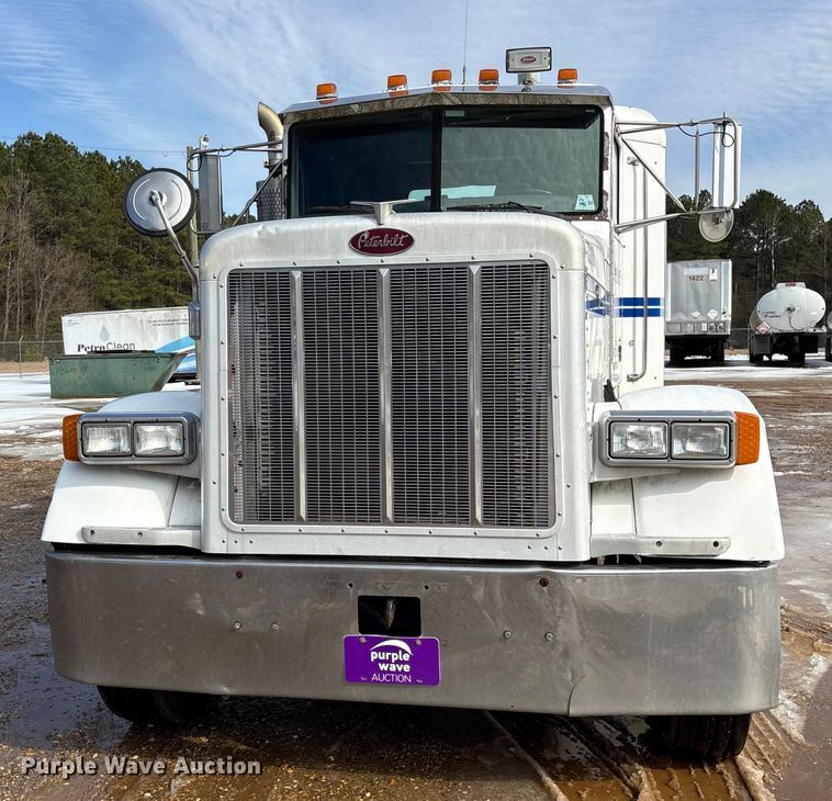 image for item ES8539 2001 Peterbilt 379 semi truck