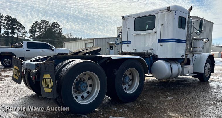 image for item ES8539 2001 Peterbilt 379 semi truck