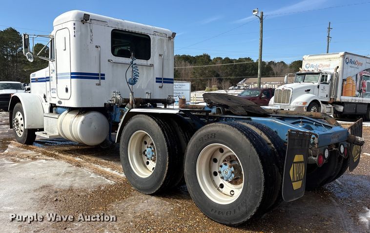 image for item ES8539 2001 Peterbilt 379 semi truck