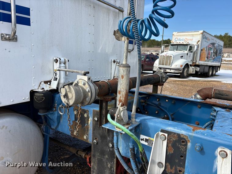 image for item ES8539 2001 Peterbilt 379 semi truck