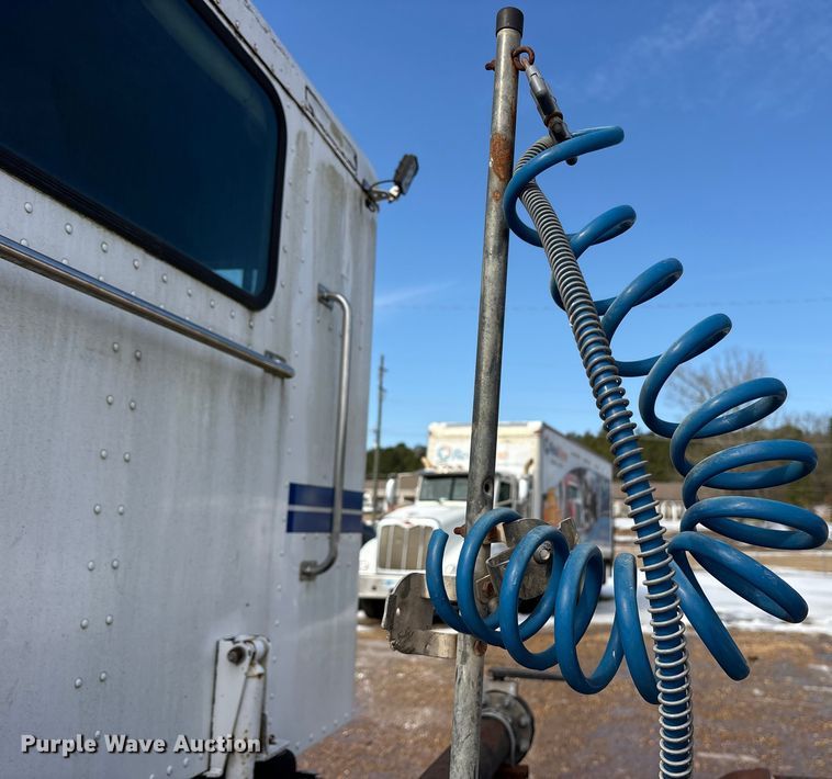 image for item ES8539 2001 Peterbilt 379 semi truck