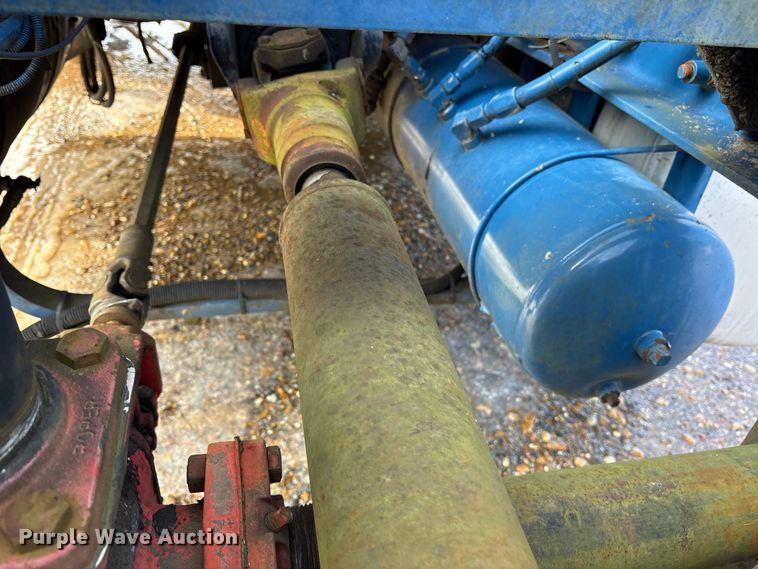 image for item ES8539 2001 Peterbilt 379 semi truck