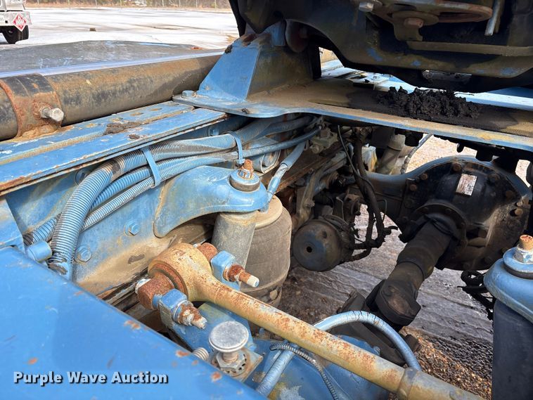 image for item ES8539 2001 Peterbilt 379 semi truck