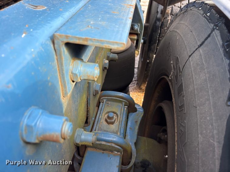 image for item ES8539 2001 Peterbilt 379 semi truck