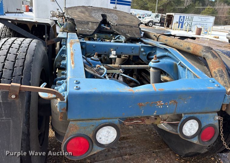 image for item ES8539 2001 Peterbilt 379 semi truck