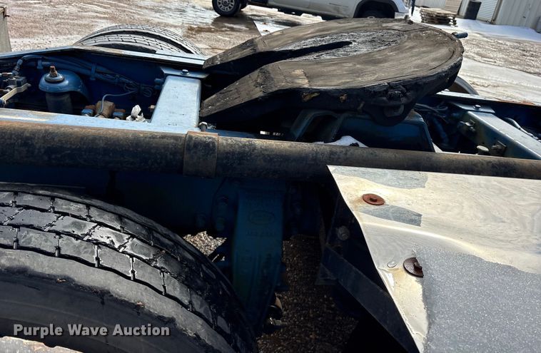 image for item ES8539 2001 Peterbilt 379 semi truck