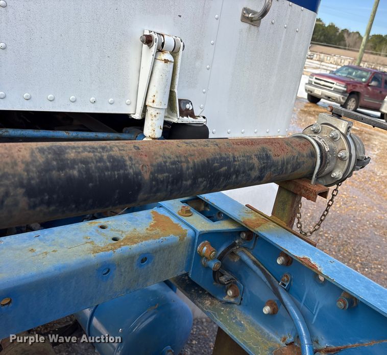 image for item ES8539 2001 Peterbilt 379 semi truck