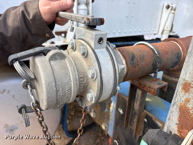 image for item ES8539 2001 Peterbilt 379 semi truck