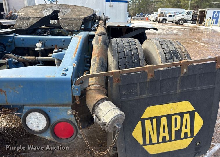 image for item ES8539 2001 Peterbilt 379 semi truck