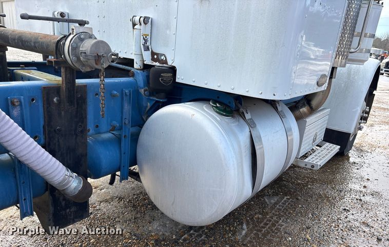 image for item ES8539 2001 Peterbilt 379 semi truck