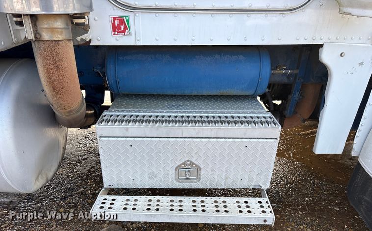 image for item ES8539 2001 Peterbilt 379 semi truck