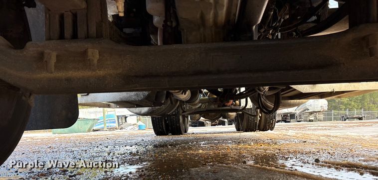 image for item ES8539 2001 Peterbilt 379 semi truck