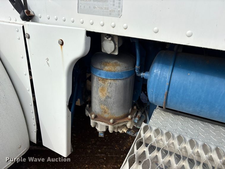 image for item ES8539 2001 Peterbilt 379 semi truck