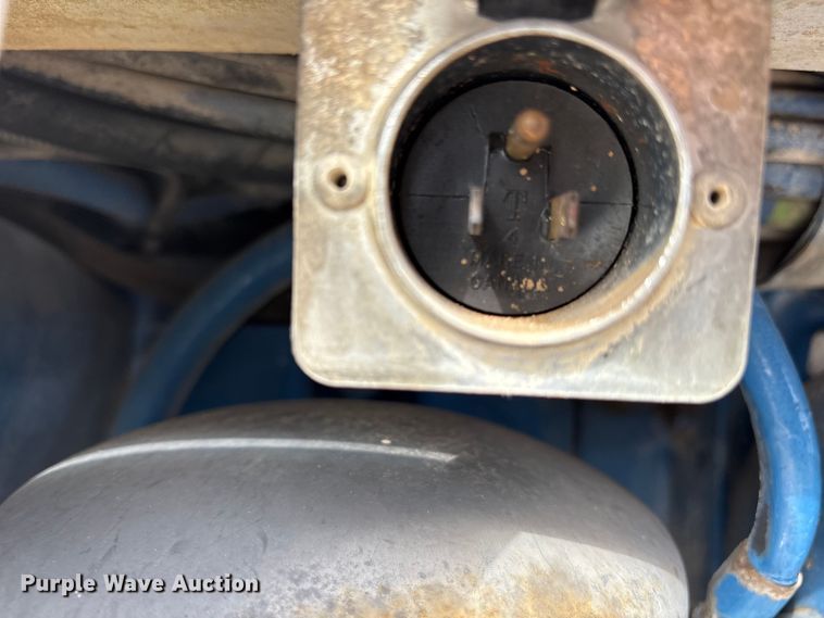 image for item ES8539 2001 Peterbilt 379 semi truck