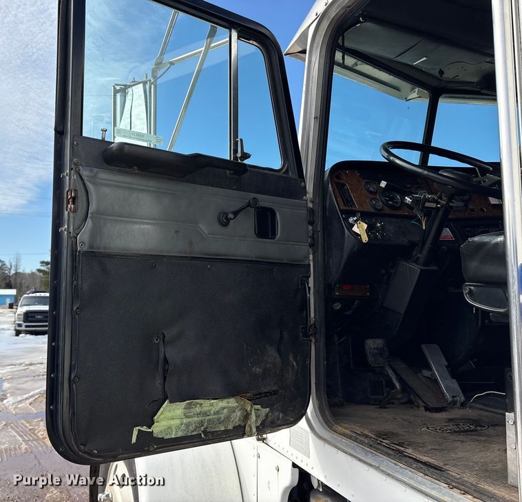 image for item ES8539 2001 Peterbilt 379 semi truck