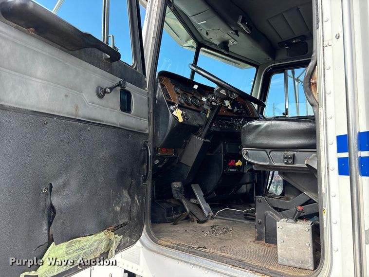 image for item ES8539 2001 Peterbilt 379 semi truck