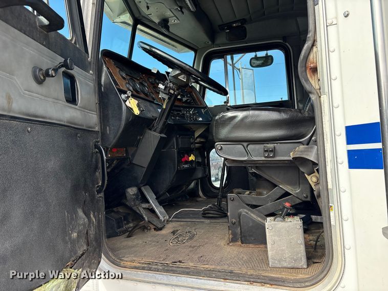 image for item ES8539 2001 Peterbilt 379 semi truck