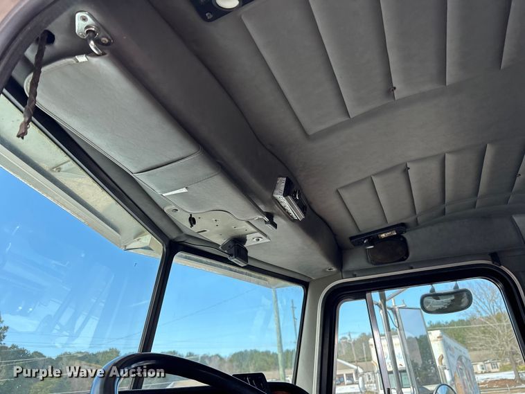 image for item ES8539 2001 Peterbilt 379 semi truck