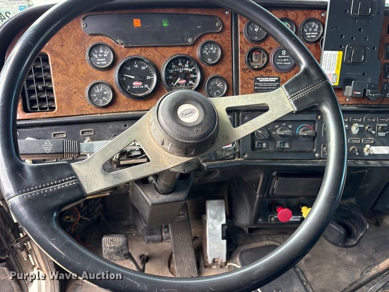 image for item ES8539 2001 Peterbilt 379 semi truck