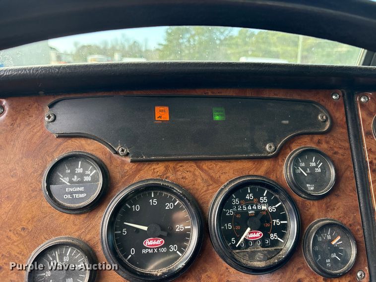 image for item ES8539 2001 Peterbilt 379 semi truck