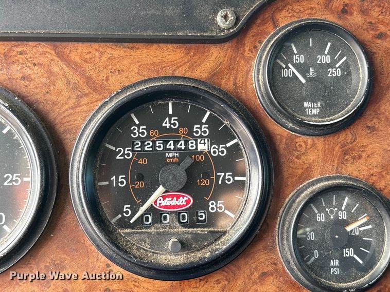 image for item ES8539 2001 Peterbilt 379 semi truck