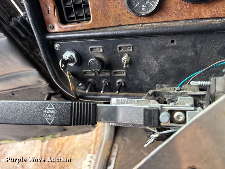 image for item ES8539 2001 Peterbilt 379 semi truck