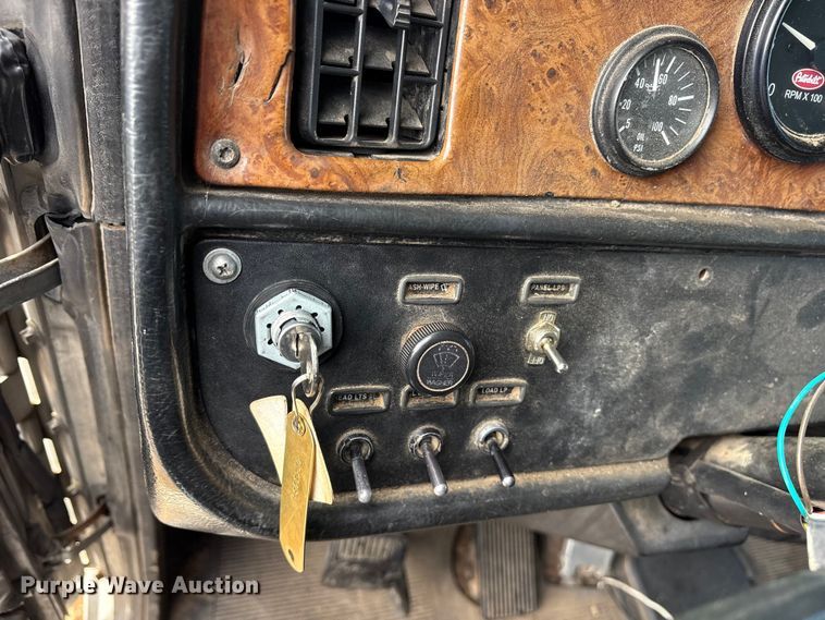 image for item ES8539 2001 Peterbilt 379 semi truck