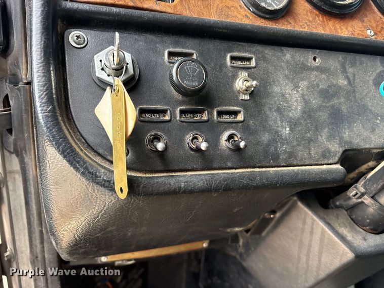 image for item ES8539 2001 Peterbilt 379 semi truck