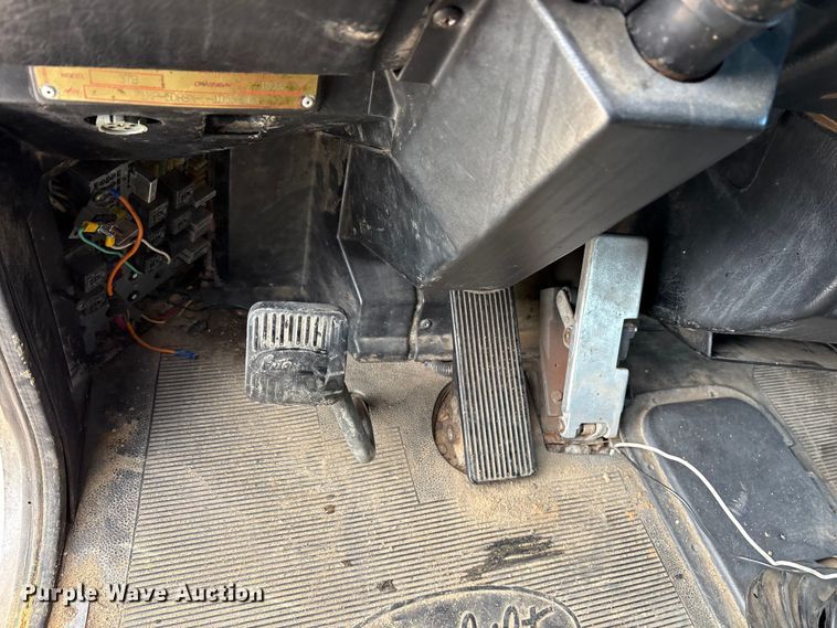 image for item ES8539 2001 Peterbilt 379 semi truck