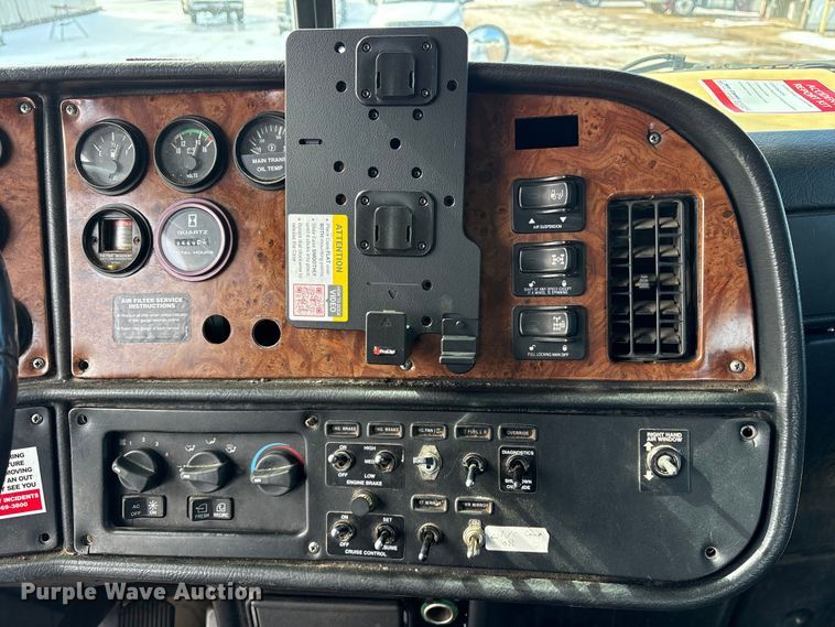 image for item ES8539 2001 Peterbilt 379 semi truck