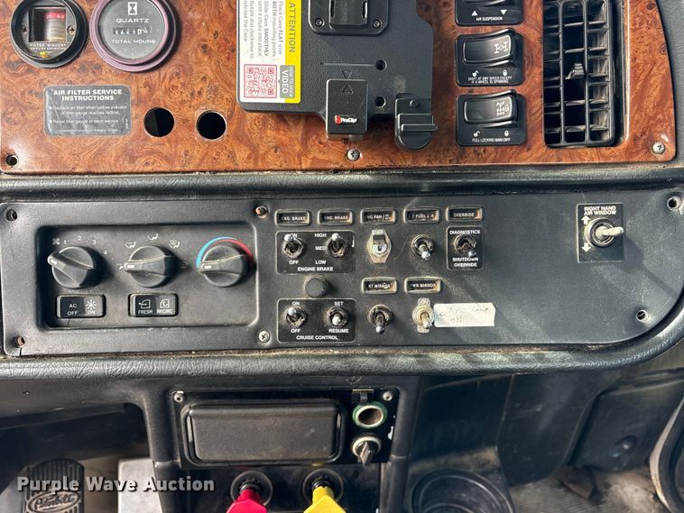 image for item ES8539 2001 Peterbilt 379 semi truck