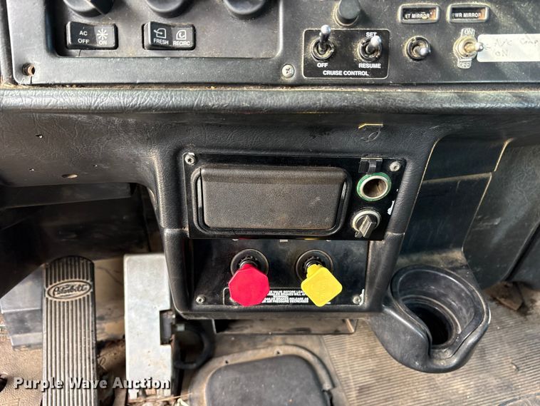 image for item ES8539 2001 Peterbilt 379 semi truck