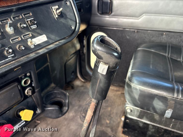 image for item ES8539 2001 Peterbilt 379 semi truck