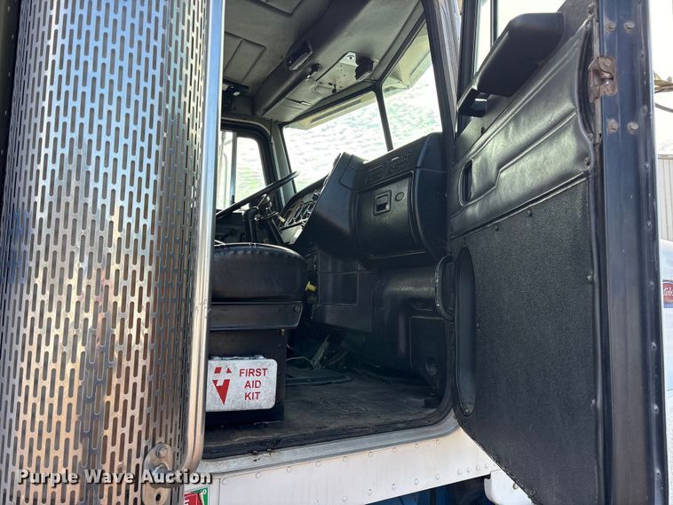 image for item ES8539 2001 Peterbilt 379 semi truck