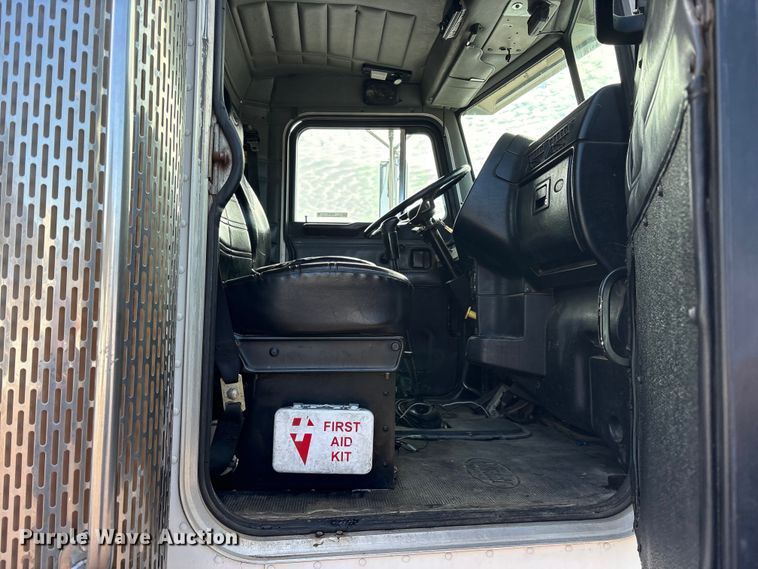 image for item ES8539 2001 Peterbilt 379 semi truck