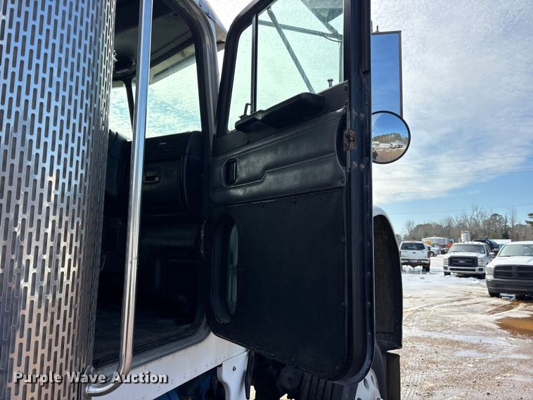 image for item ES8539 2001 Peterbilt 379 semi truck